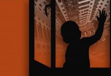 Двухлетняя девочка выпала из окна жилого дома в Уральске