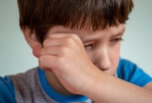 Потрогал рюкзак: мужчина ударил мальчика с аутизмом в Бишкеке (ВИДЕО)