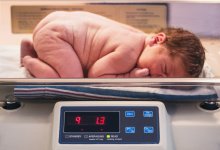 Медики обеспокоены рождением детей-гигантов в Караганде