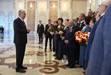 Токаев наградил нефтяников в честь 125-летия отрасли