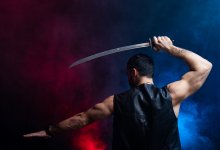 Рыцарь с саблей напал на прохожих