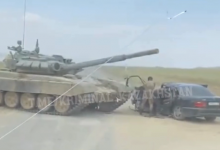 Военный танк и легковушка столкнулись в степи