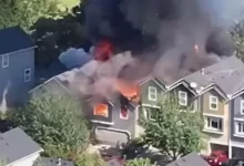 Cамолет столкнулся с опорой электропередач и упал на жилой дом