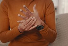 Женщина оторвала себе палец обручальным кольцом