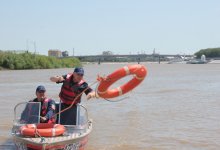 Двоих мужчин унесло на резиновой лодке в Каспийское море