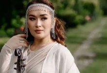 Невестка Рымбаевой спела под дождем (ВИДЕО)