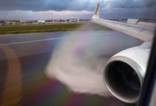 Хвост самолета оторвался при столкновении с другим лайнером