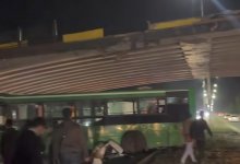 Автобус сорвался с моста и упал на микроавтобус с людьми