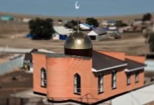 Человек в маске впервые не помог нуждающимся, но открыл мечеть