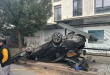 В Алматы автомобиль влетел в остановку и перевернулся