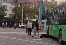 86-летний пенсионер оказался под колесами автобуса в Алматы (ВИДЕО)