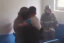 Видео пожарных с детьми на руках умилило Сеть