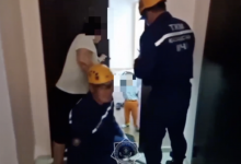 Малолетние дети остались запертыми в квартире Уральска