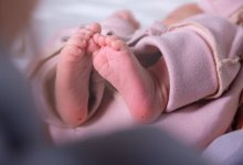 В СКО мать оставила новорожденного малыша в сарае соседа