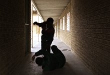 Мужчина избил и ранил ножом в грудь приятеля