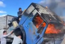 Полыхающий КамАЗ посреди дороги помог потушить костанайский полицейский