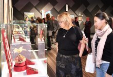 Выставка казахстанского художника-ювелира Бакытжана Усембекова открылась в Президентском центре РК