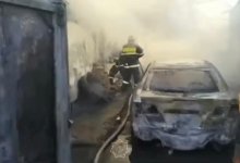 Пожар авто в ВКО: огонь перекинулся на близлежащие здания