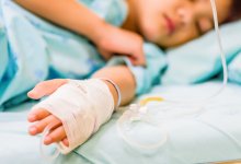 Перелом руки, повреждена мошонка: что известно о жестоком избиении ребенка в СКО