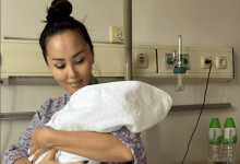 "Тараканчик, червячок": Баян Алагузова спела колыбельную дочке (ВИДЕО)