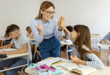 Можно ли дарить учителям цветы и подарки в Казахстане