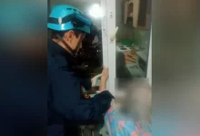 Пенсионерка застряла в окне квартиры в Аксу