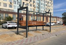 Скамейка для "великанов" вызвала недоумение у жителей Актау