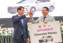 Учителю выпускника, получившего 42 гранта, подарили автомобиль в Туркестане