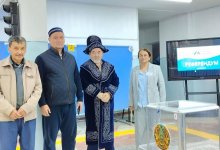 Традиционный шапан подарили первым проголосовавшим в Шымкенте