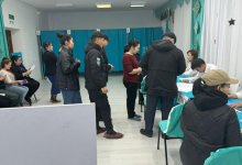 Идут целыми семьями: очереди наблюдаются на всех избирательных участках Астаны