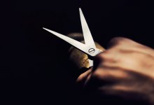 Cын изрезал ножницами свою мать за замечание