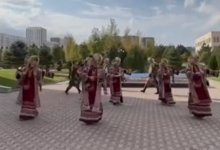 Жители Шымкента отмечают референдум танцами и играми