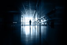 Клиническую смерть пережила женщина на остановке в ВКО