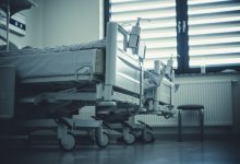 Женщина умерла после удаления всех зубов в клинике