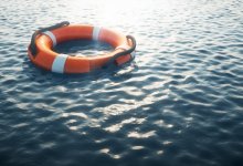 Мужчина два месяца дрейфовал вместе с телами погибших родных