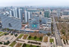 Активисты партии AMANAT установили самый большой государственный флаг на фасаде здания