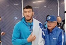 Борец Ризабек Айтмухан вернулся в Алматы с исторической медалью