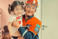 Взял на руки и успокоил: милое фото девочки и спасателя попало в Сеть