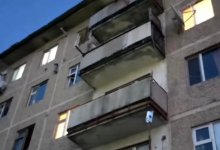 Женщина пыталась спрыгнуть с балкона пятого этажа в Шымкенте