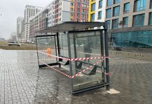 Астанчан чуть не придавило автобусной остановкой (ВИДЕО)