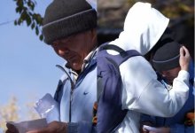 Человек в маске подарил квартиру инвалиду отцу-одиночке (ВИДЕО)