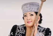 Макпал Жунусова заплатила за билет для своей домбры