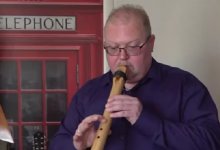 Российский дипломат исполняет на казахских инструментах национальную музыку