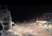 Машину из снежного плена вызволили спасатели на крупной трассе