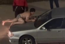 Полуголый мужчина бросался на автомобили в Алматы