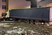 Фура врезалась в школу в центре Уральска