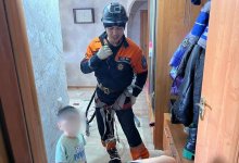 Двое малышей заперли себя на балконе в Семее