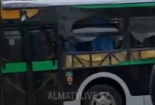 Грузовик столкнулся с автобусом в микрорайоне Алматы