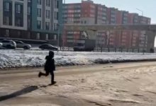 Казахстанка забыла ребенка на улице и уехала на машине (ВИДЕО)