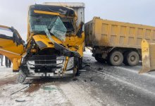 Два грузовых автомобиля столкнулись в Абайской области